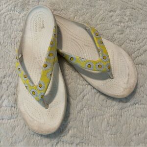 Crocs Floral Flip Flops Yellow & White Daisy Flower Summer Beach Vacation Sz 6